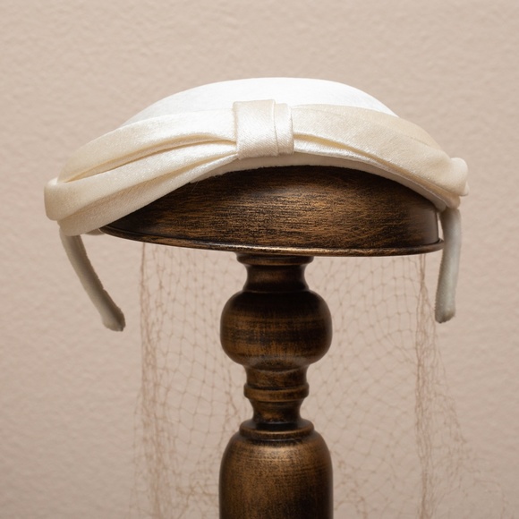 *SOLD* 💎Cream satin vintage 1950s fascinator hat with netting & Rhinestone Drop - Picture 2 of 12